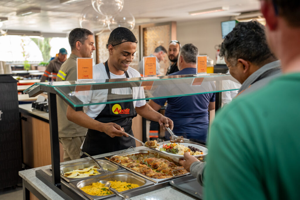 colaborador apetit trabalhando feliz no restaurante corporativo